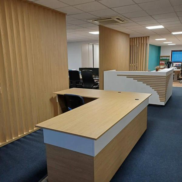 Mobilier d’accueil et séparations en bois dans un espace de bureaux